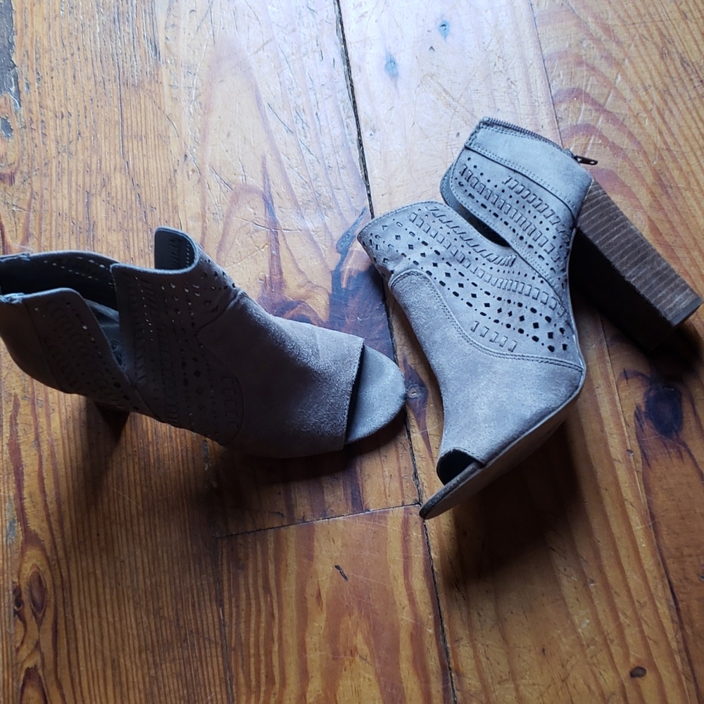 Opened toed taupe heels